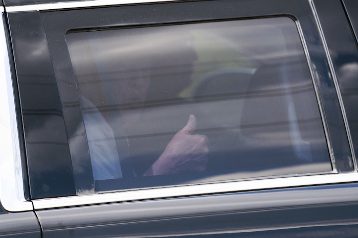 El expresidente Donald Trump levanta el pulgar a su salida del Trump International Golf Club, el domingo 2 de abril de 2023, en West Palm Beach, Florida.