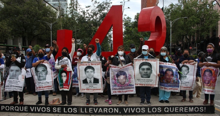 Padres de familia de los estudiantes de Ayotzinapa, frente al antimonumento de los 43 en Reforma.