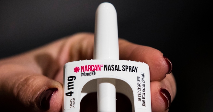 El antídoto Narcan, una versión comercial de la naloxona para revertir sobredosis por opioides, es mostrado durante una capacitación para empleados de la Public Health Management Corporation (PHMC), el 4 de diciembre de 2018, en Filadelfia.