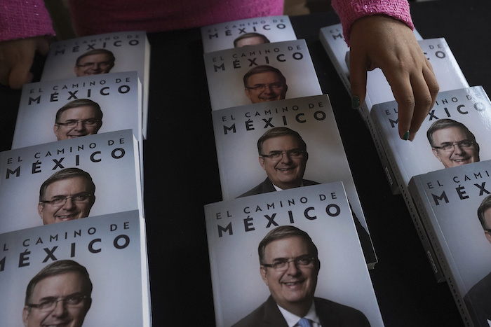 El libro "El Camino de México" del Canciller mexicano Marcelo Ebrard se presenta en el Palacio de Minería en la Ciudad de México el 20 de marzo de 2023.