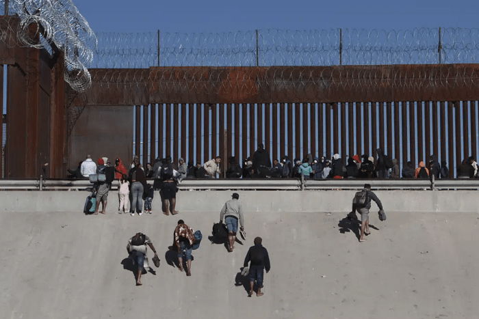 Migrantes se acercan al muro fronterizo en Ciudad Juárez, México, el 21 de diciembre de 2022, al otro lado de la frontera desde El Paso, Texas.