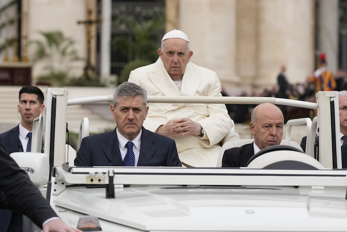 El Papa Francisco llega para celebrar la misa del Domingo de Ramos en la Plaza de San Pedro del Vaticano, el 2 de abril de 2023, al día siguiente de ser dado de alta en el hospital por una bronquitis.