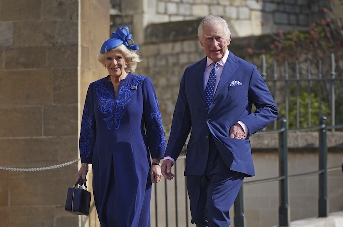 El rey Carlos III de Gran Bretaña y Camila, la reina consorte, asisten al servicio de Pascua en la capilla de San Jorge, el domingo 9 de abril de 2023, en Windsor, Inglaterra.