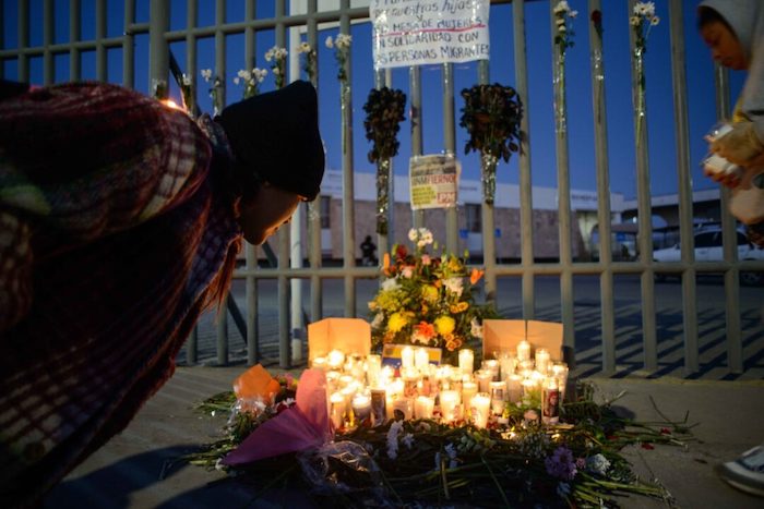 Con veladoras y flores, organizaciones y ciudadanos permanecen en vigilia al exterior del INM en Ciudad Juárez en solidaridad con la comunidad de migrantes.