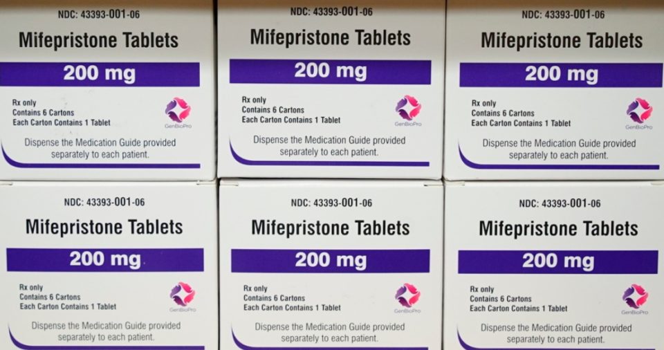 Cajas del fármaco mifepristona yacen en un estante en el Centro de la Mujer de Alabama Occidental, el 16 de marzo de 2022, en Tuscaloosa, Alabama.