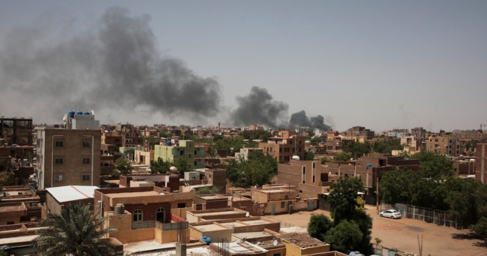 Humo en Jartum, Sudán, el sábado 22 de abril de 2023. Los combates en la capital entre el Ejército de Sudán y las Fuerzas de Apoyo Rápido se reanudaron tras un cese el fuego con mediación internacional.
