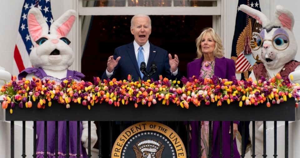 El Presidente Joe Biden, acompañado por la primera dama Jill Biden y personas disfrazadas con motivo de Pascua, en un balcón de la Casa Blanca en Washington el 18 de abril de 2022.
