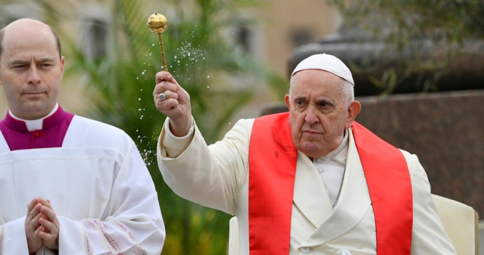 El Papa Francisco bendice a los fieles con ramas de olivo y palma antes de la misa del Domingo de Ramos en la Plaza de San Pedro del Vaticano, el domingo 2 de abril de 2023, al día siguiente de ser dado de alta del Hospital Universitario Agostino Gemelli en Roma, donde fue atendido por una bronquitis.