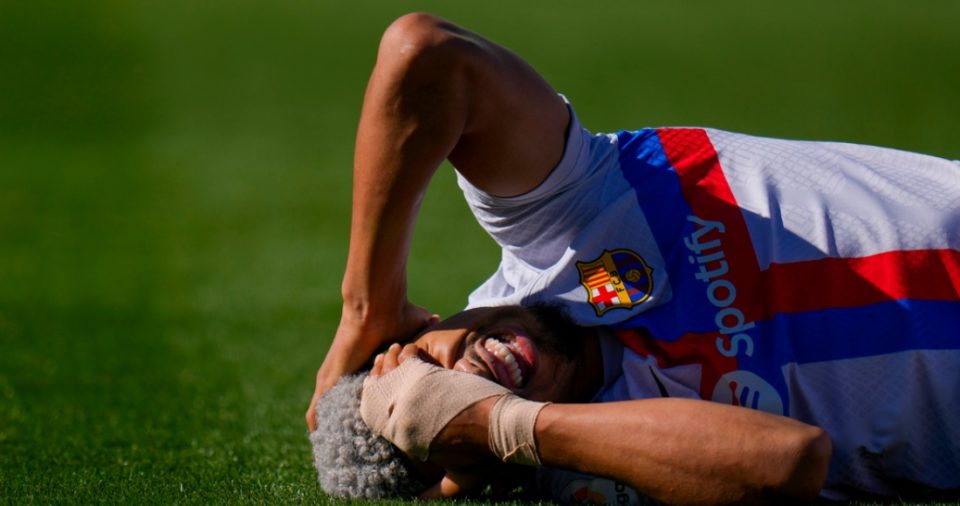 Ronald Araujo del Barcelona gesticula de dolor tras recibir una falta en el partido contra Getafe en la Liga española, el domingo 16 de abril de 2023, en Getafe, España.