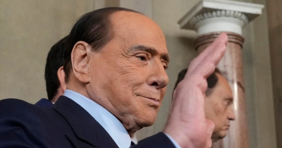 El exprimer Ministro italiano Silvio Berlusconi saluda a la prensa al salir del Palacio Presidencial de Quirinal en Roma, 21 de octubre de 2022.