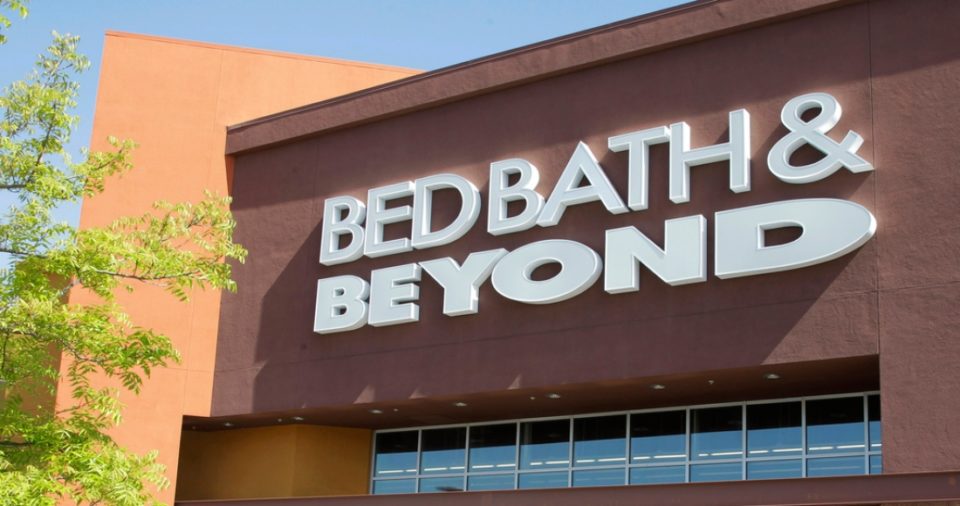 Una clienta de Bed Bath & Beyond entra en una tienda en Mountain View, California, el miércoles 9 de mayo de 2012. Bed Bath & Beyond solicita protección por bancarrota, aunque sus establecimientos y sitios web seguirán abiertos y servirán a los clientes.