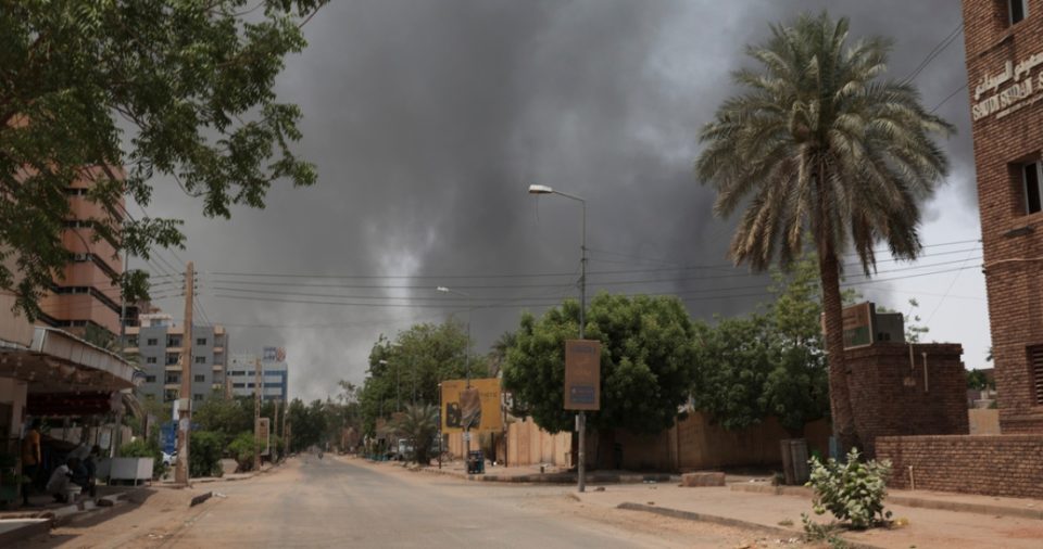 Una humareda en Jartum, Sudán, el sábado 15 de abril de 2023. En la capital y otros lugares de la nación africana se produjeron choques entre el ejército de Sudán y un poderoso cuerpo paramilitar.