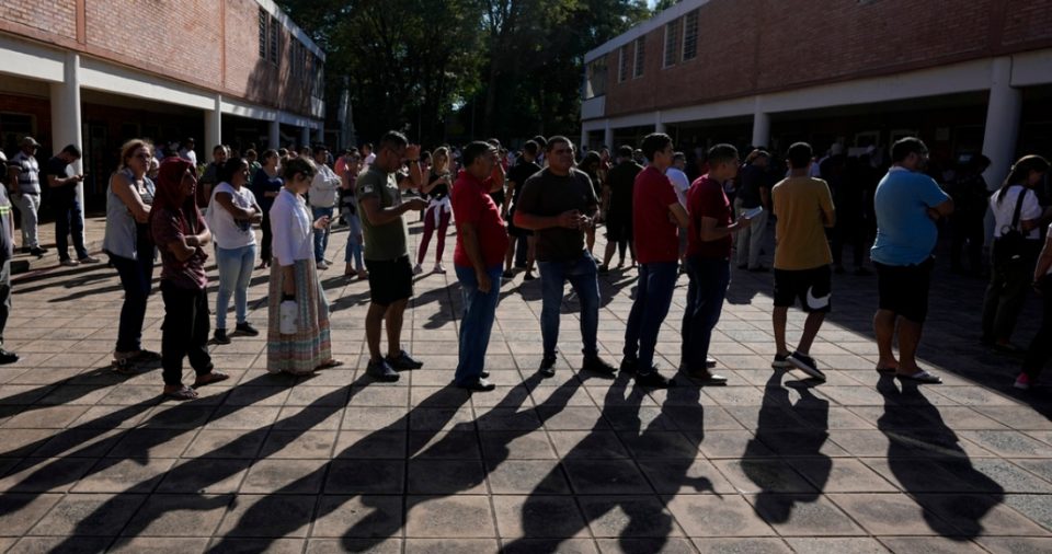 Votantes hacen fila en un colegio electoral durante las elecciones generales en Asunción, Paraguay, el domingo 30 de abril de 2023.