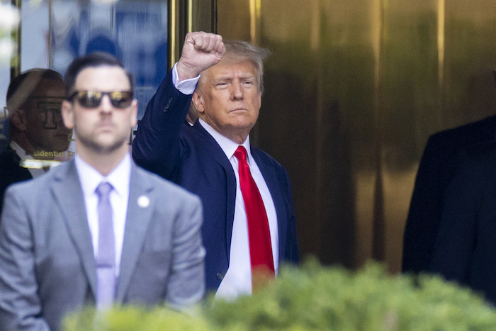 El expresidente Donald Trump sale de la Torre Trump en Nueva York el martes 4 de abril de 2023.