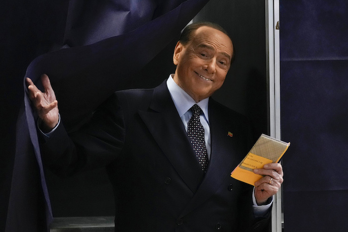 En esta imagen de archivo, Silvio Berlusconi, líder del partido populista de centroderecha Forza Italia, sale de una cabina de votación, en Milan, Italia, el 25 de septiembre de 2022.