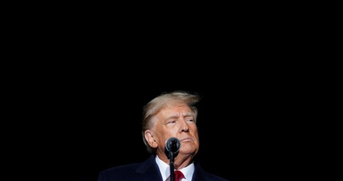 El expresidente Donald Trump habla durante un acto de campaña en el aeropuerto internacional de Dayton el 7 de noviembre de 2022 en Vandalia, Ohio.