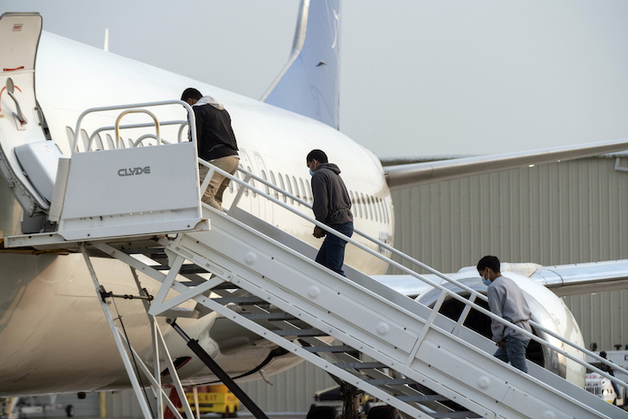 Migrantes guatemaltecos abordan un vuelo de deportación en Harlingen, Texas, el viernes 5 de mayo de 2023.
