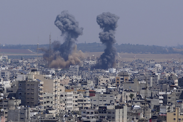 Columnas de humo se alzan entre unos edificios tras un ataque aéreo israelí, en Gaza, el miércoles 10 de mayo de 2023.
