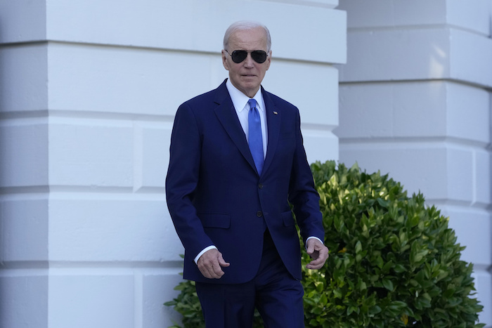 El Presidente estadounidense Joe Biden camina para hablar con los reporteros en la Casa Blanca, en Washington, el viernes 26 de mayo de 2023.