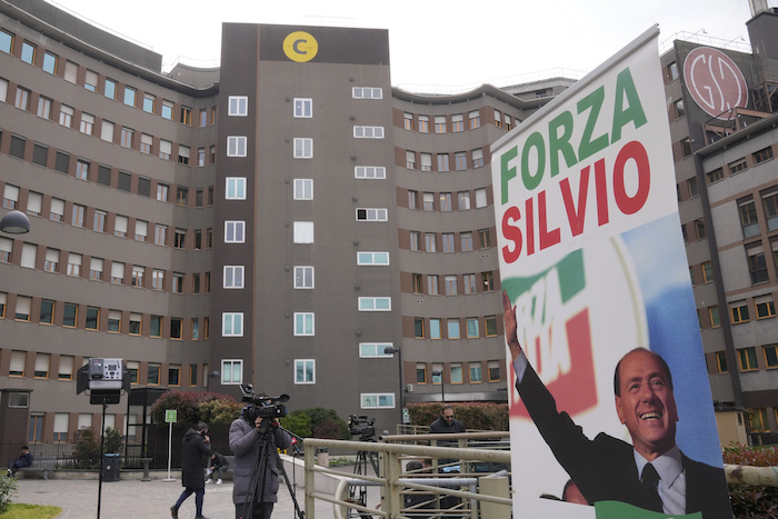 Una pancarta en apoyo al el exprimer Ministro de Italia Silvio Berlusconi aparece desplegada frente al hospital San Raffaele, en Milán, Italia, el viernes 7 de abril de 2023.