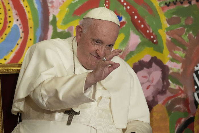 El Papa Francisco imparte la bendición en la primera reunión mundial de "Ecociudades Educativas" promovida por "Scholas Occurentes" en el Vaticano, 25 de mayo de 2023.