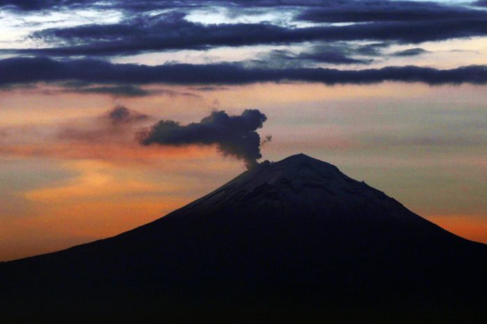 Una columna de cenizas y vapor se eleva desde el volcán Popocatépetl el 19 de junio de 2019, en esta fotografía captada desde la Ciudad de México.