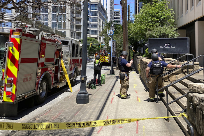 Personal de emergencias acude al sitio donde se reportó un tiroteo en Atlanta, el miércoles 3 de mayo de 2023.