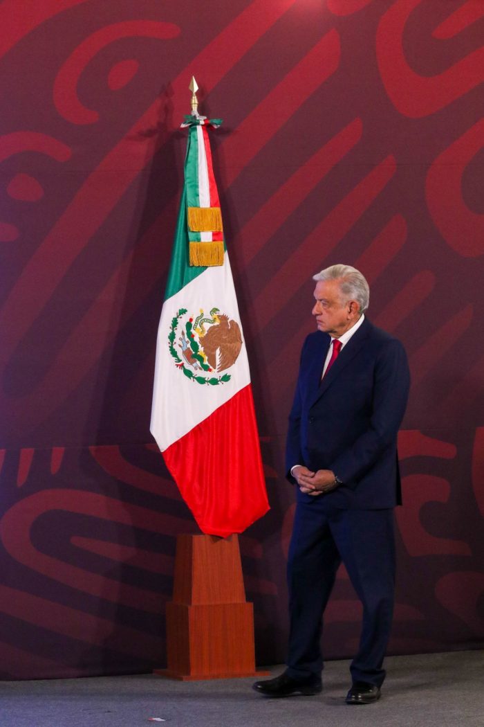 El Presidente Andrés Manuel López Obrador aseguró que no espera una crisis económica o financiera interna en 2023 o 2024, ya que México tiene "una economía fuerte" y "finanzas públicas sólidas", sin embargo, no descartó que pueda haber una externa en 2025.