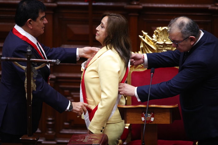 La exvicepresidenta Dina Boluarte recibe la banda presidencial tras prestar juramento como nueva Presidenta en el Congreso en Lima, Perú, el miércoles 7 de diciembre de 2022.