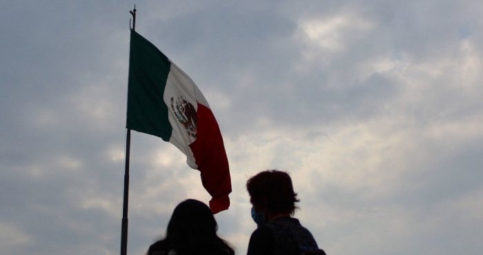 Bandera de México al atardecer en el Zócalo de la Ciudad de México.