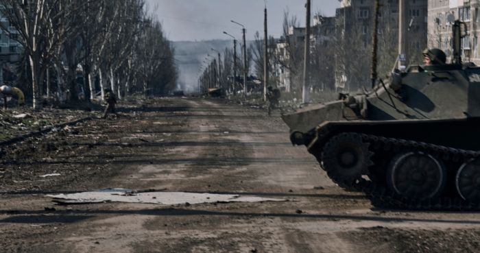 Soldados ucranianos corren en una calle el domingo 9 de abril de 2023, en Bájmut, Ucrania.