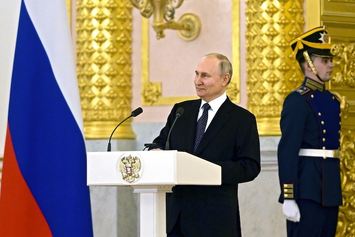 El Presidente ruso Vladímir Putin pronuncia un discurso en una ceremonia para recibir las credenciales de nuevos embajadores extranjeros a Rusia, en el Kremlin, Moscú, miércoles 5 de abril de 2023.