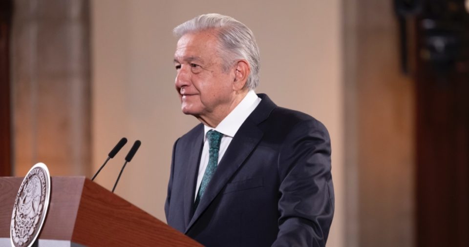 El Presidente Andrés Manuel López Obrador dijo esta mañana que el dueño de Grupo México, Germán Larrea, supo y estuvo de acuerdo en “arreglarse” con el Gobierno federal para regresar la concesión de un tramo ferroviario en el Istmo para el Corredor de Tehuantepec.