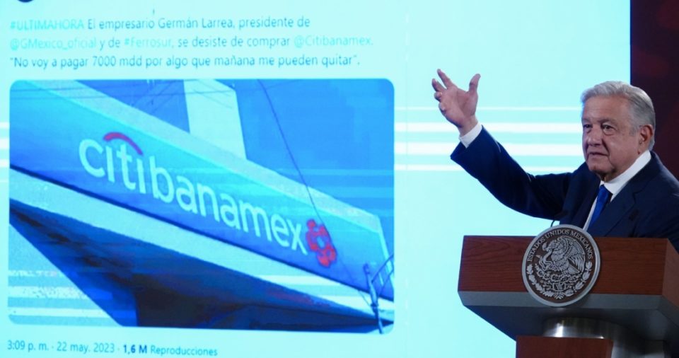 El Presidente Andrés Manuel López Obrador desmintió la mañana de este martes el rumor de que Germán Larrea, dueño de Grupo México, se había desistido de la compra de Banamex, luego de que el viernes pasado la Secretaría de Marina (Semar) tomara tres tramos de las vías de Ferrosur.