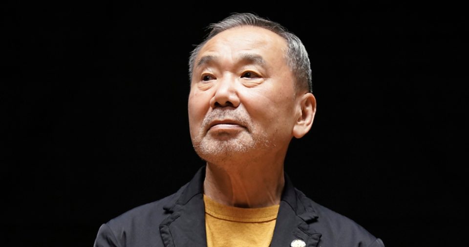 El novelista japonés Haruki Murakami posa para la foto durante una conferencia de prensa en la biblioteca que lleva su nombre en la Universidad Waseda, Tokio, 22 de setiembre de 2021.