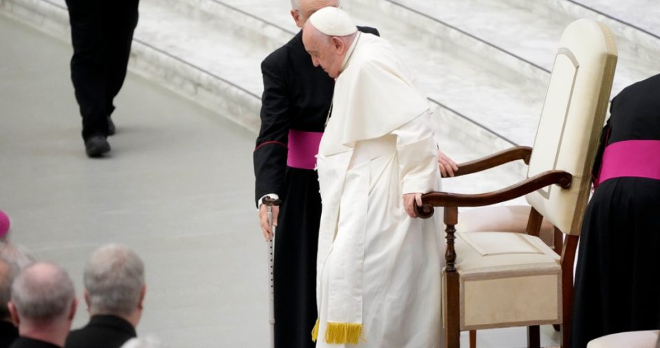 El Papa Francisco parte después de una reunión con la Conferencia de Obispos Italianos en el Vaticano, 25 de mayo de 2023.