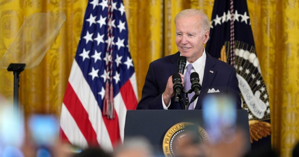 El Presidente Joe Biden durante un evento en la Sala Este de la Casa Blanca, el lunes 1 de mayo de 2023, en Washington.