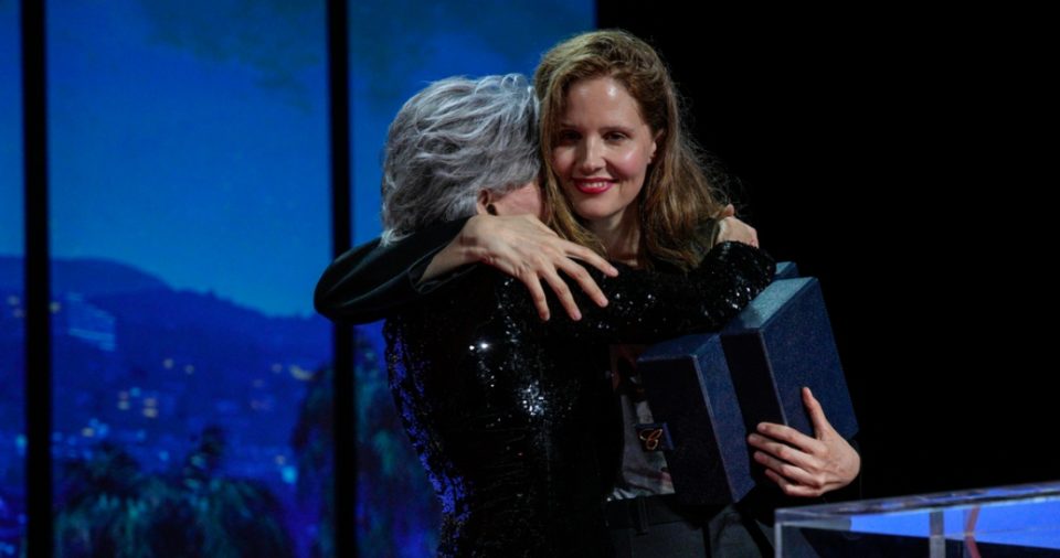 La directora de cine Justine Triet (derecha) abraza a Jane Fonda al aceptar la Palma de Oro por la cinta "Anatomie d'une chute" durante la ceremonia de premiación del 76° Festival Internacional de Cine de Cannes, Francia, el sábado 27 de mayo de 2023.