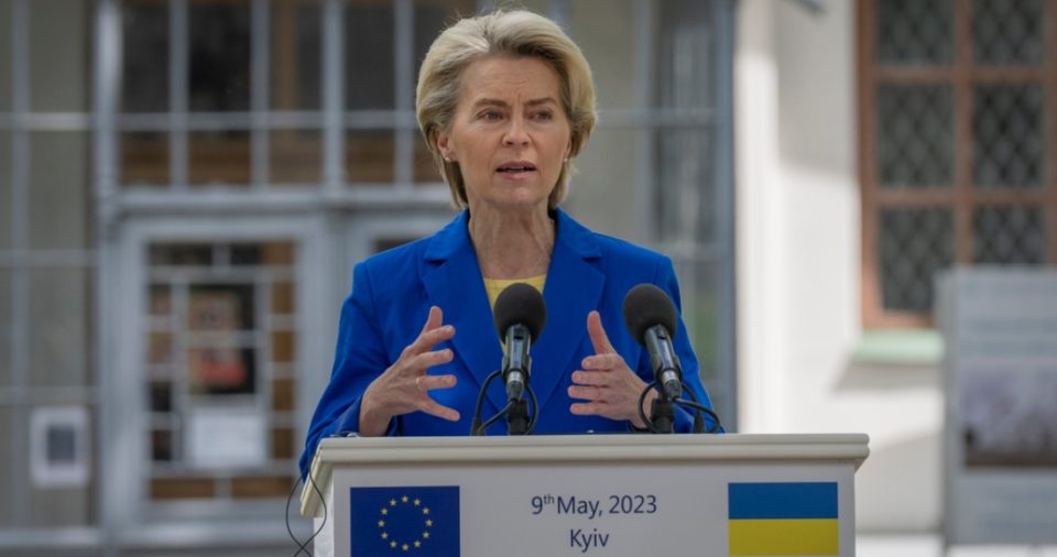 La presidenta de la Comisión Europea, Ursula von der Leyen, habla durante su conferencia de prensa junto con el Presidente ucraniano Volodímir Zelenski, en Kiev, Ucrania, el martes 9 de mayo de 2023.