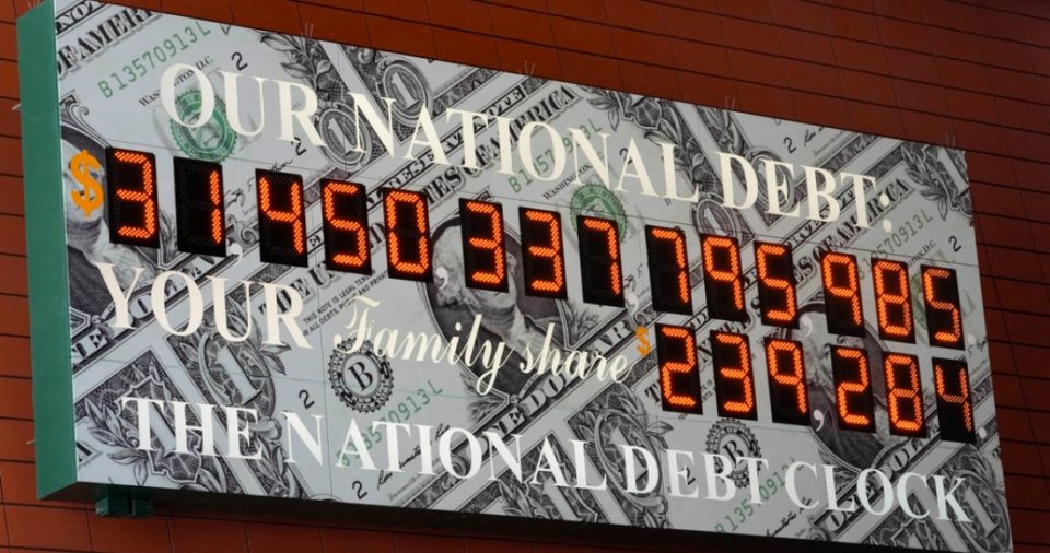 Esta fotografía muestra el reloj de la deuda de Estados Unidos en Manhattan, el jueves 25 de mayo de 2023.