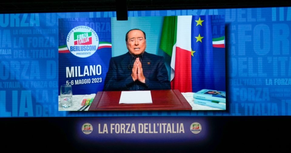 Silvio Berlusconi envía un mensaje durante la convención de su partido Forza Italia en Milán, el sábado 6 de mayo de 2023.