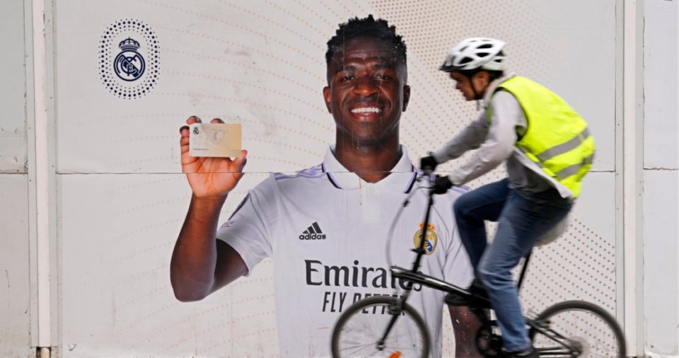 Un ciclista pasa frente a un afiche de Vinícius Júnior, el delantero brasileño del Real Madrid, frente al estadio Santiago Bernábeu, el lunes 22 de mayo de 2023 en Madrid.