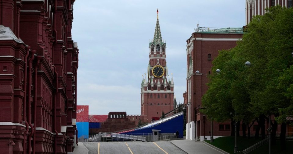 Vista de la Plaza Roja cerrada en preparación para el Desfile de la Victoria, en Moscú, Rusia, el miércoles 3 de mayo de 2023. Al fondo, la Torre Spasskaya.