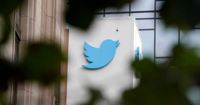 Un logotipo de Twitter en las oficinas de la compañía en San Francisco, el 8 de diciembre de 2022.